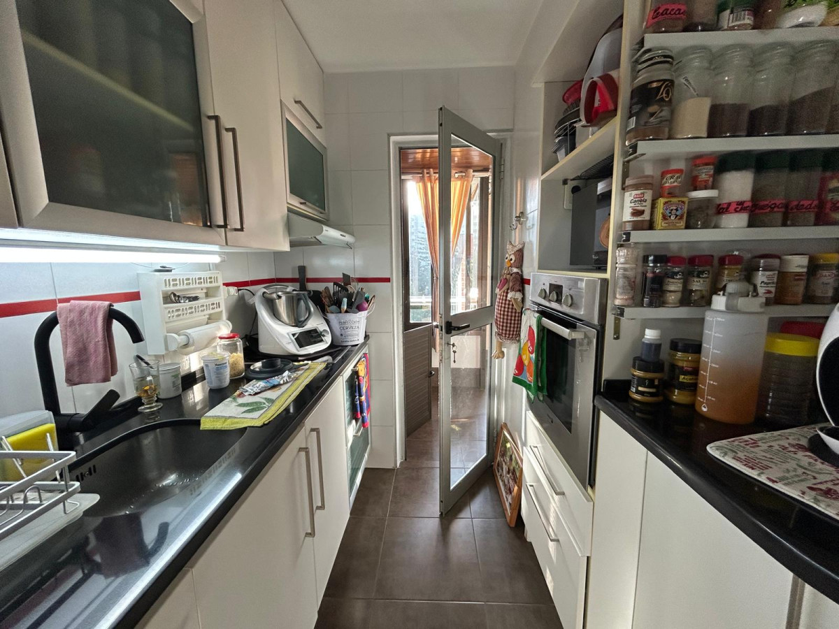 Apartamento ID.1252 - Venta de apto muy amplio, con terraza con parrillero cerrado y estufa a leña