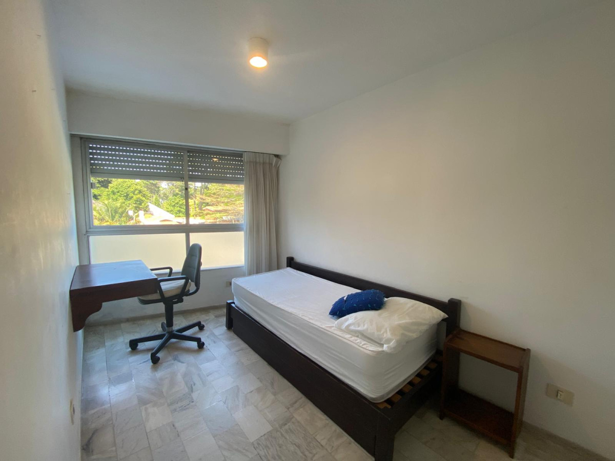 Apartamento ID.2742 - Amplio apartamento, con terraza cerrada, y garage