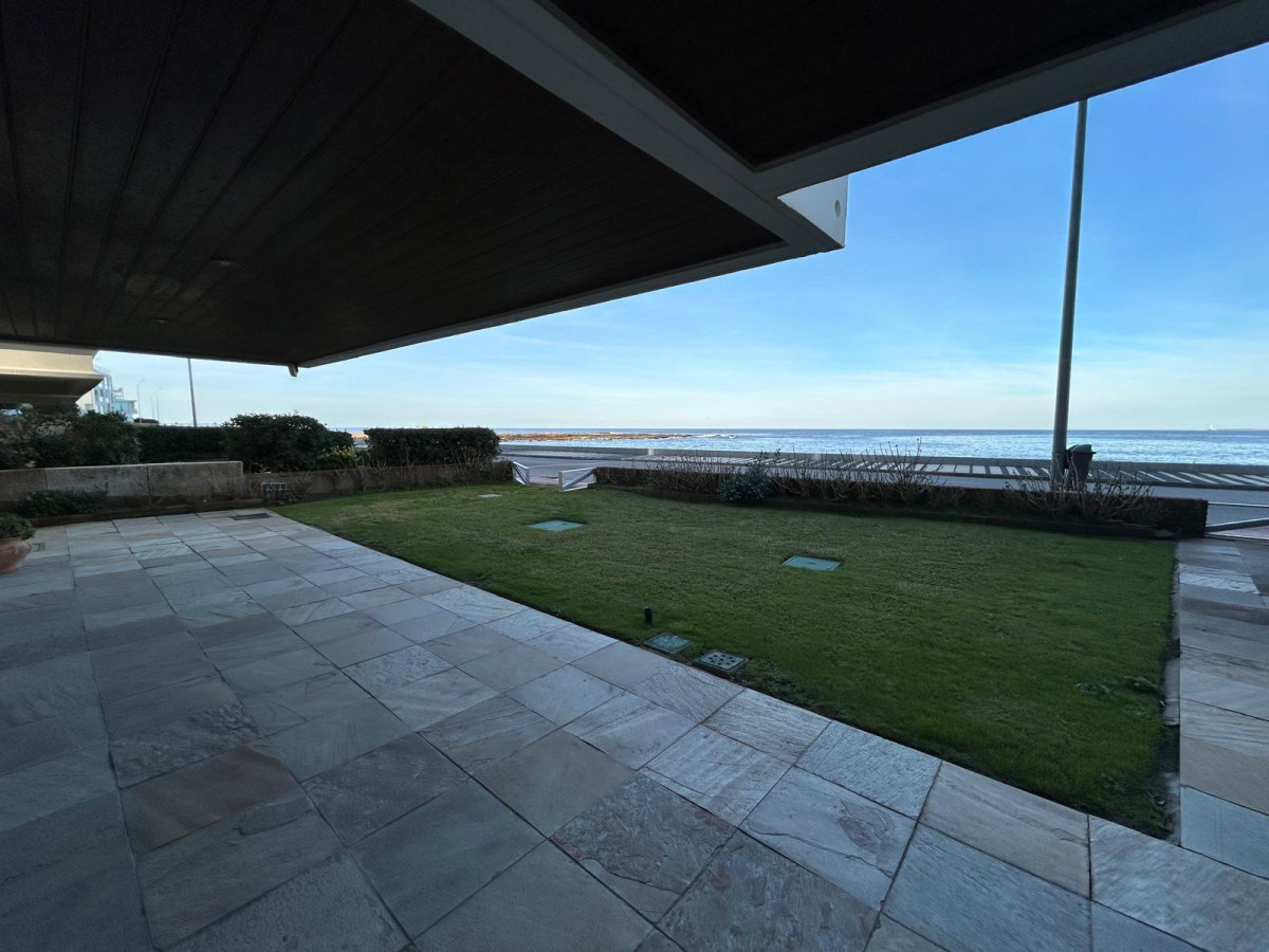 Apartamento ID.2939 - Hermoso apto en venta, Planta Baja, jardin propio con vista a la Playa Brava 