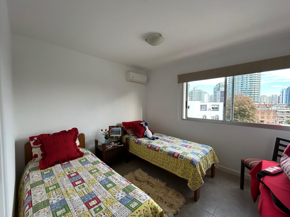 Apartamento ID.1252 - Venta de apto muy amplio, con terraza con parrillero cerrado y estufa a leña