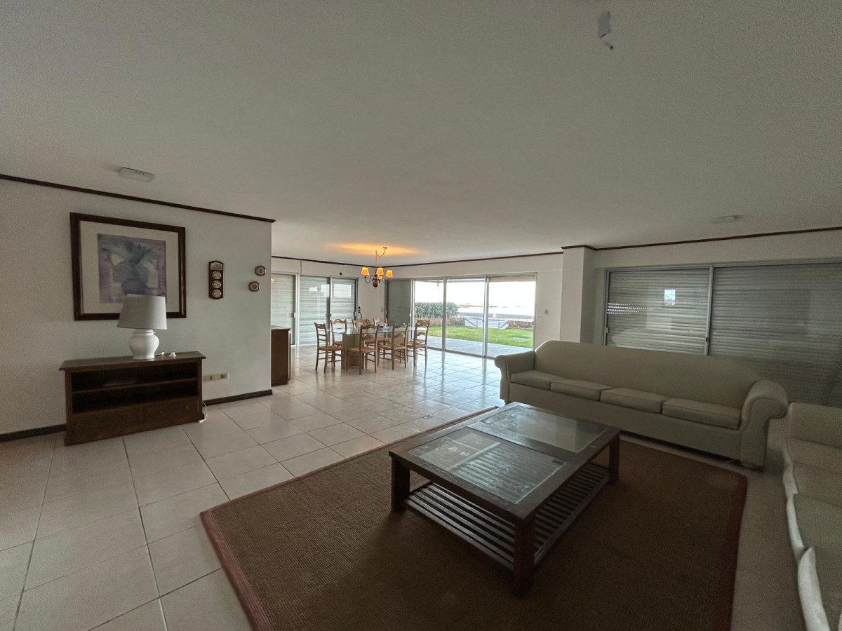 Apartamento ID.2939 - Hermoso apto en venta, Planta Baja, jardin propio con vista a la Playa Brava 