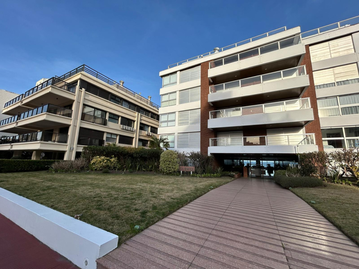 Apartamento ID.2939 - Hermoso apto en venta, Planta Baja, jardin propio con vista a la Playa Brava 