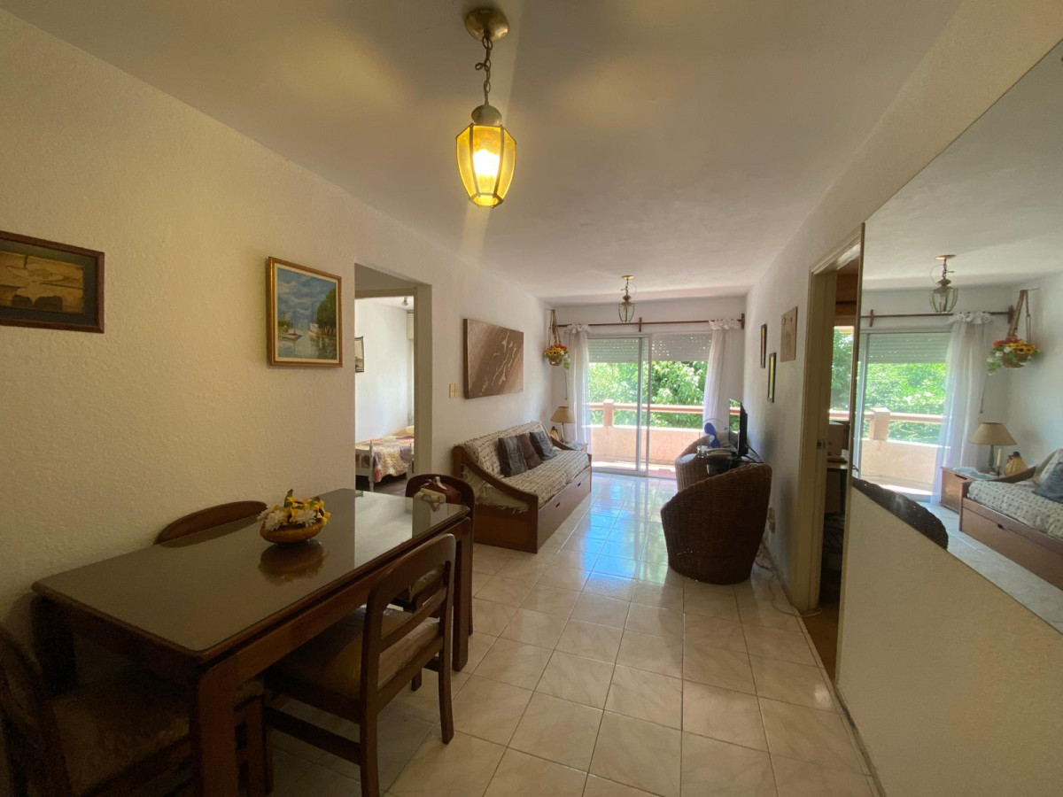 Apartamento ID.1375 - Primer piso por escalera, con cochera 