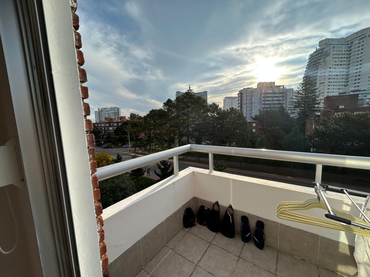 Apartamento ID.1252 - Venta de apto muy amplio, con terraza con parrillero cerrado y estufa a leña
