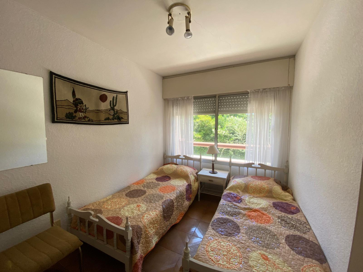 Apartamento ID.1375 - Primer piso por escalera, con cochera 