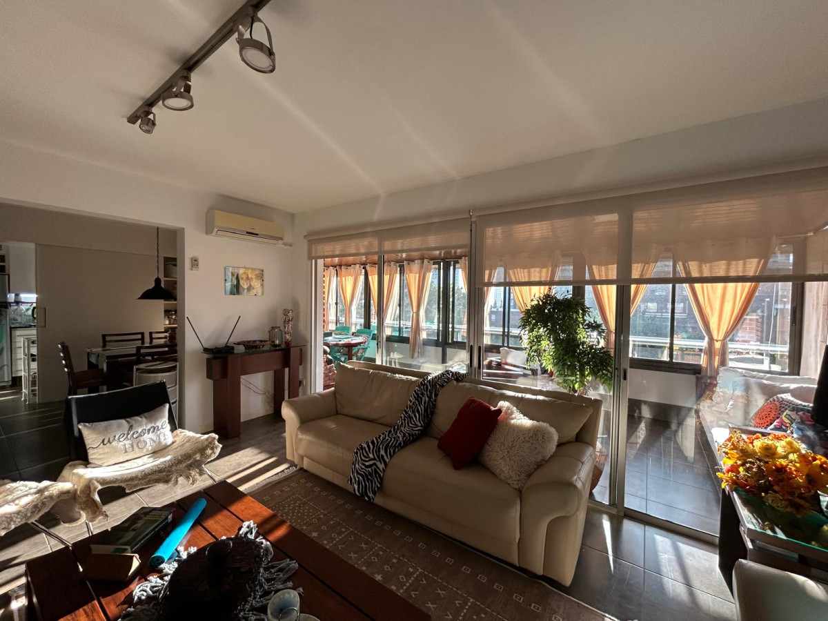 Apartamento ID.1252 - Venta de apto muy amplio, con terraza con parrillero cerrado y estufa a leña