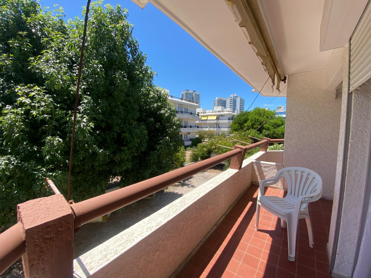 Apartamento ID.1375 - Primer piso por escalera, con cochera 