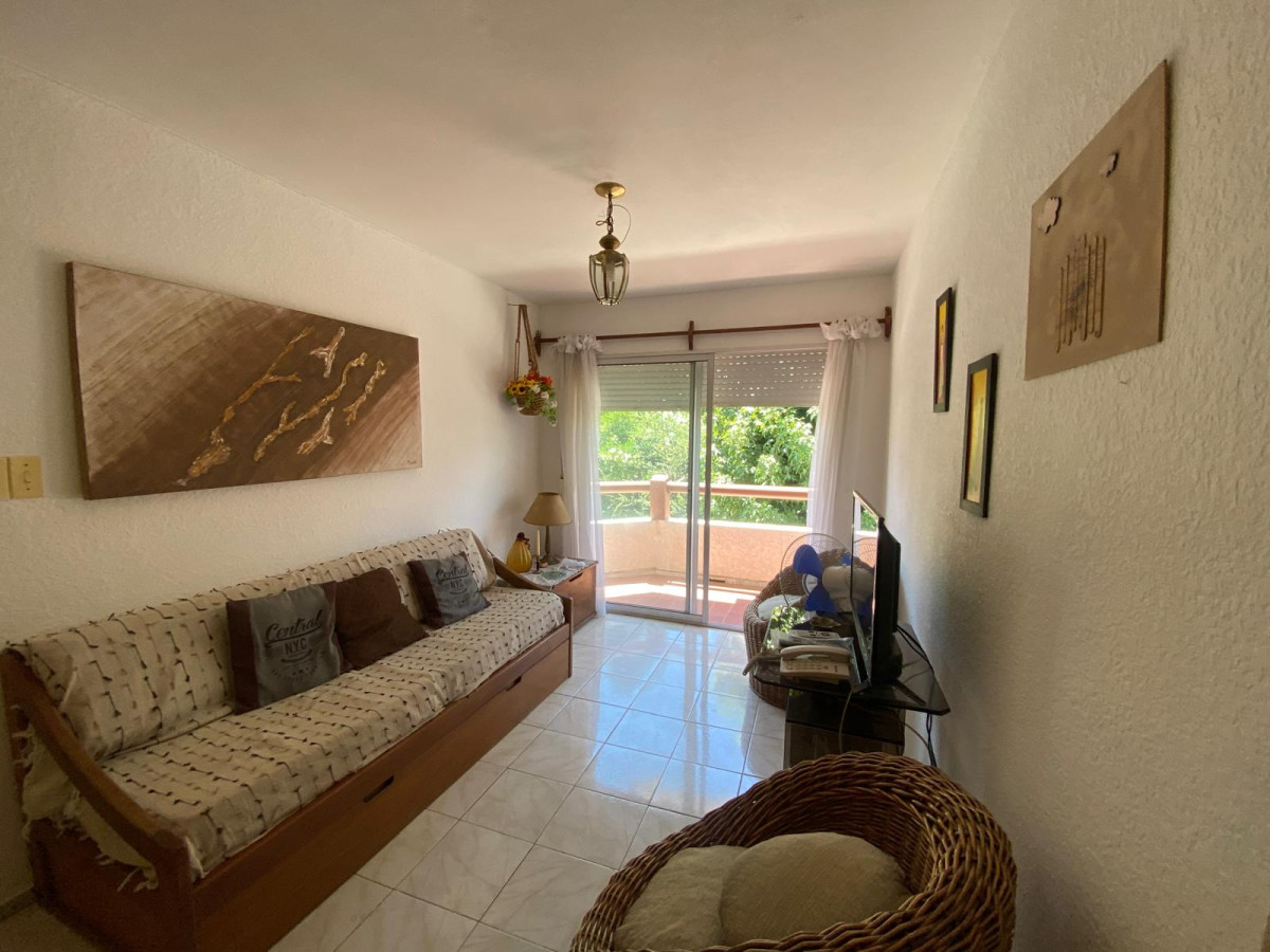 Apartamento ID.1375 - Primer piso por escalera, con cochera 