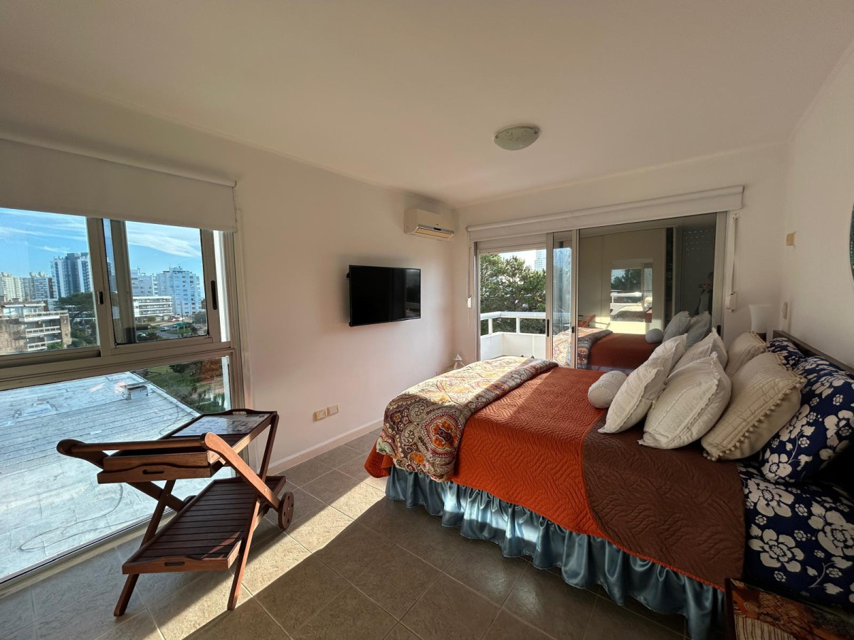 Apartamento ID.1252 - Venta de apto muy amplio, con terraza con parrillero cerrado y estufa a leña