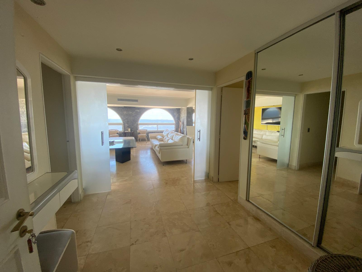 Apartamento ID.2845 - Piso alto, excelente vista a las Playas Brava y Mansa