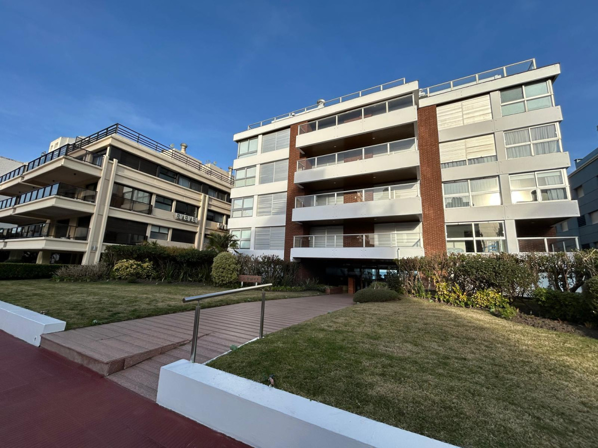 Apartamento ID.2939 - Hermoso apto en venta, Planta Baja, jardin propio con vista a la Playa Brava 