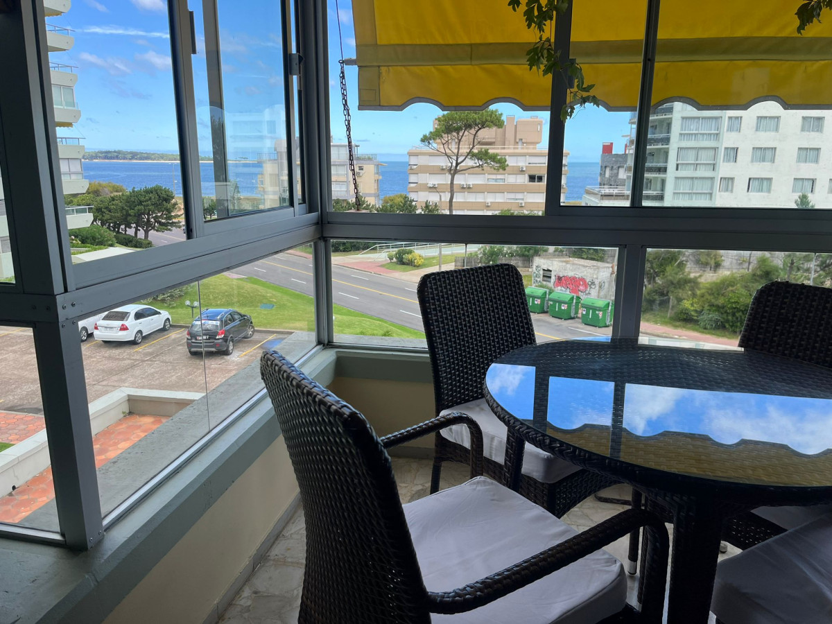 Hermoso apartamento, con terraza y vista al mar 