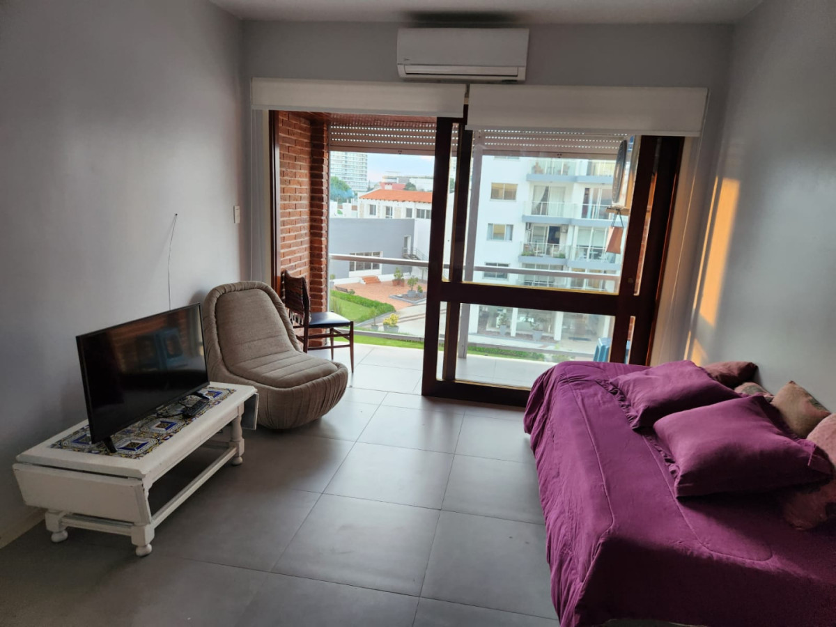 Apto en venta en La Peninsula, con cochera.