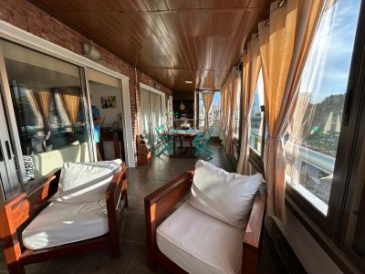 Venta de apto muy amplio, con terraza con parrillero cerrado y estufa a leña