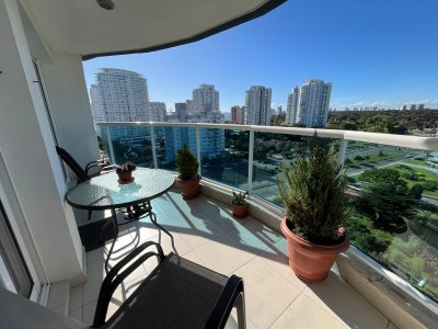 Hermoso apartamento, amplia terraza, garage en subsuelo.