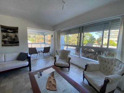 Amplio apartamento, con terraza cerrada, y garage