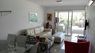 Apto en alquiler de temporada, con terraza y parrillero propio