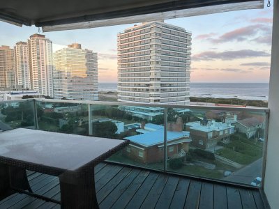 Hermoso apartamento con terraza y vista a la Playa Brava