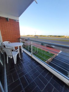 Muy lindo apartamento, frente a la parada 2 de Playa Brava 