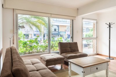 Zona centrica, A pocos metros de la Playa Emir
