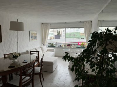 Se vende apto zona centrica, muy luminoso