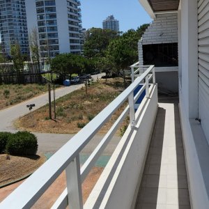 Terraza con un pequeño parrillero