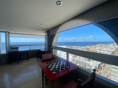 Piso alto, excelente vista a las Playas Brava y Mansa