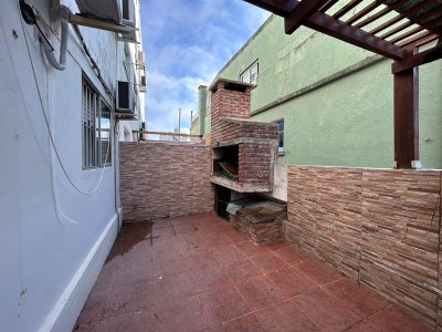 Se vende apto, con terraza, parrillero propio, a metros de las Playas