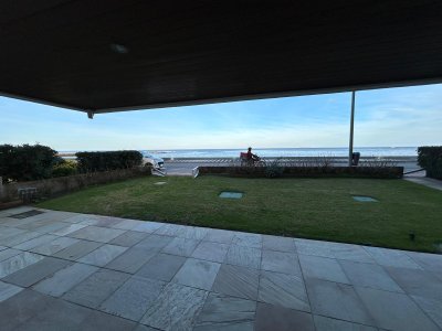Hermoso apto en venta, Planta Baja, jardin propio con vista a la Playa Brava 