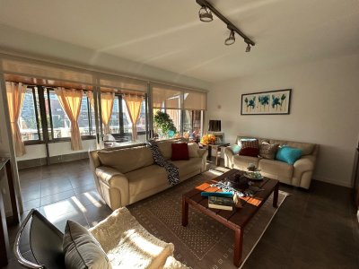Venta de apto muy amplio, con terraza con parrillero cerrado y estufa a leña