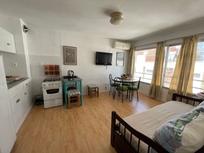 Apto en venta en La Peninsula, con cochera.