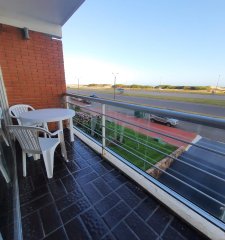 Muy lindo apartamento, frente a la parada 2 de Playa Brava
