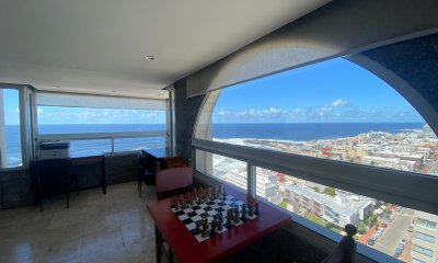 Piso alto, excelente vista a las Playas Brava y Mansa