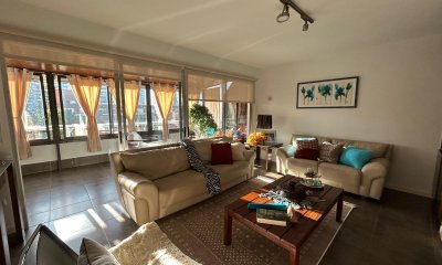 Venta de apto muy amplio, con terraza con parrillero cerrado y estufa a leña