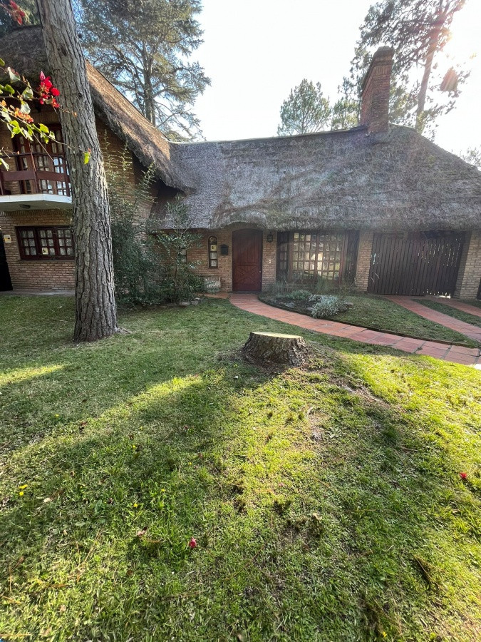 Casa ID.2502 - Hermoso chalet, Disponible en Alquiler Anual 