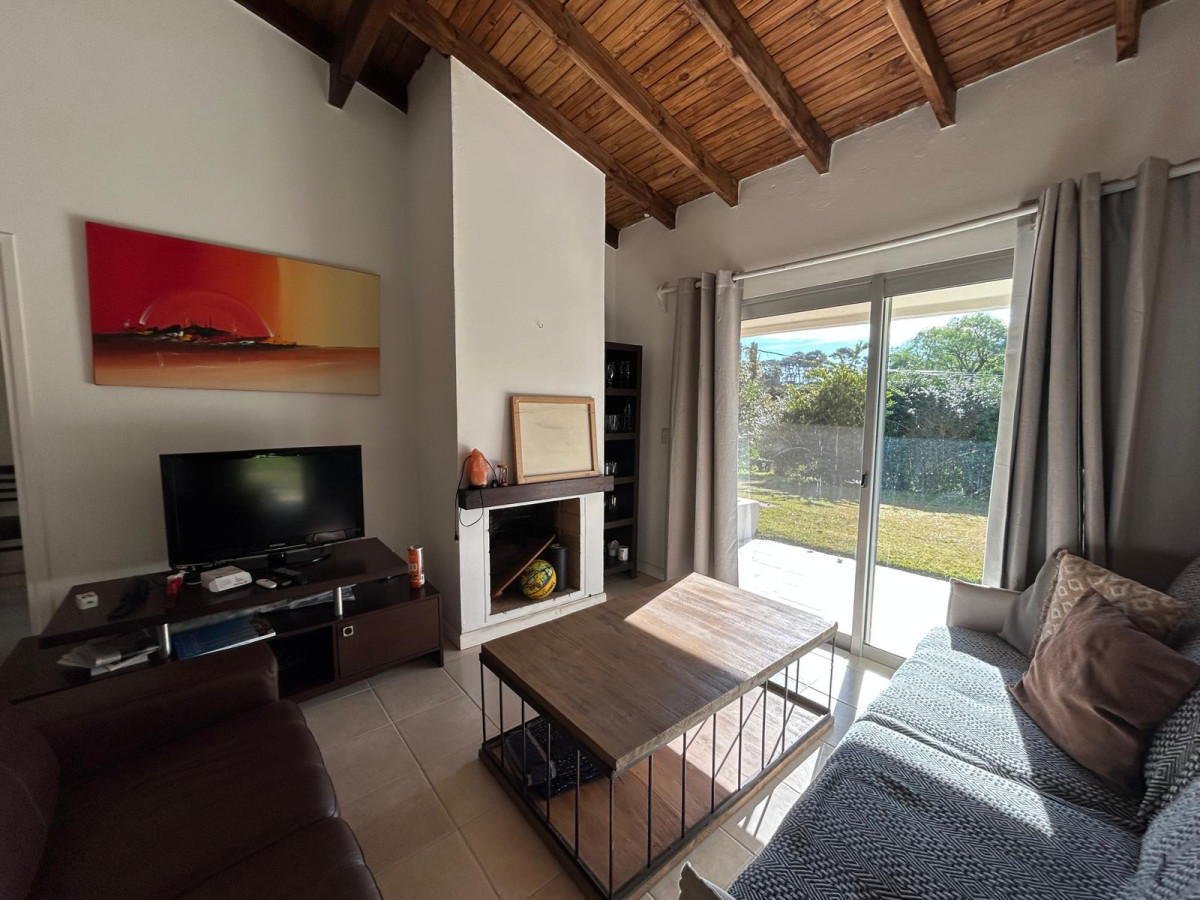 Casa ID.2501 - Se vende Muy linda casa, ideal para vivir todo el año en la zona de Roosevelt.