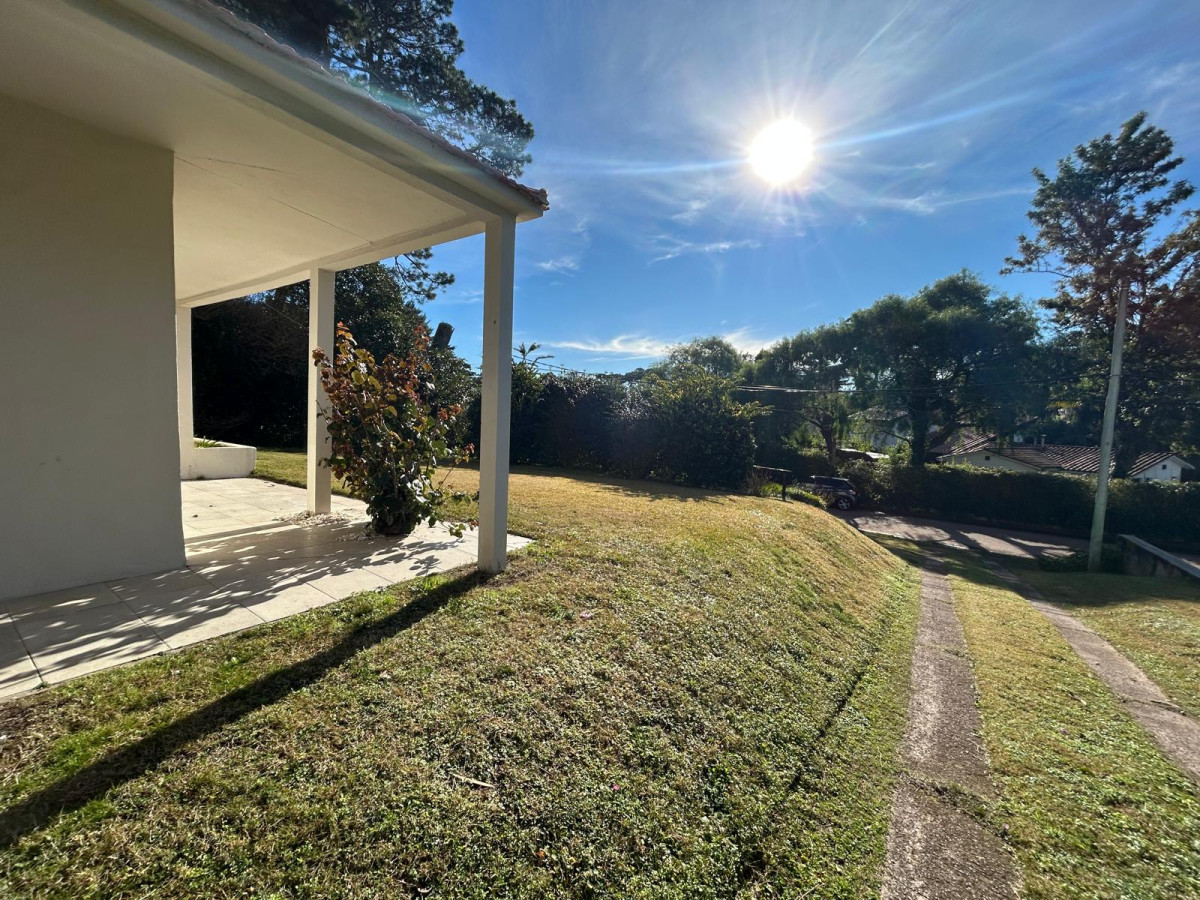 Casa ID.2501 - Se vende Muy linda casa, ideal para vivir todo el año en la zona de Roosevelt.