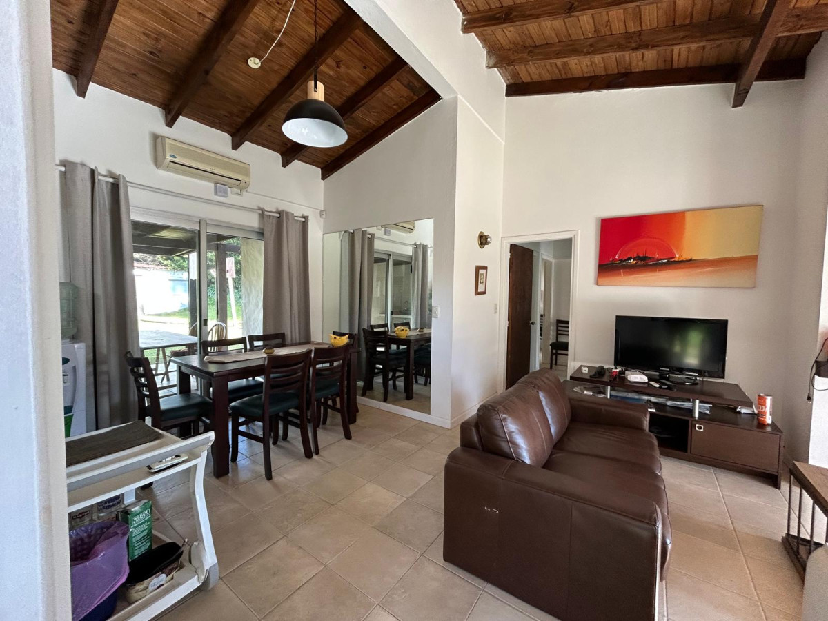 Casa ID.2501 - Se vende Muy linda casa, ideal para vivir todo el año en la zona de Roosevelt.