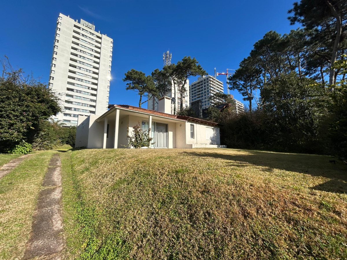 Casa ID.2501 - Se vende Muy linda casa, ideal para vivir todo el año en la zona de Roosevelt.