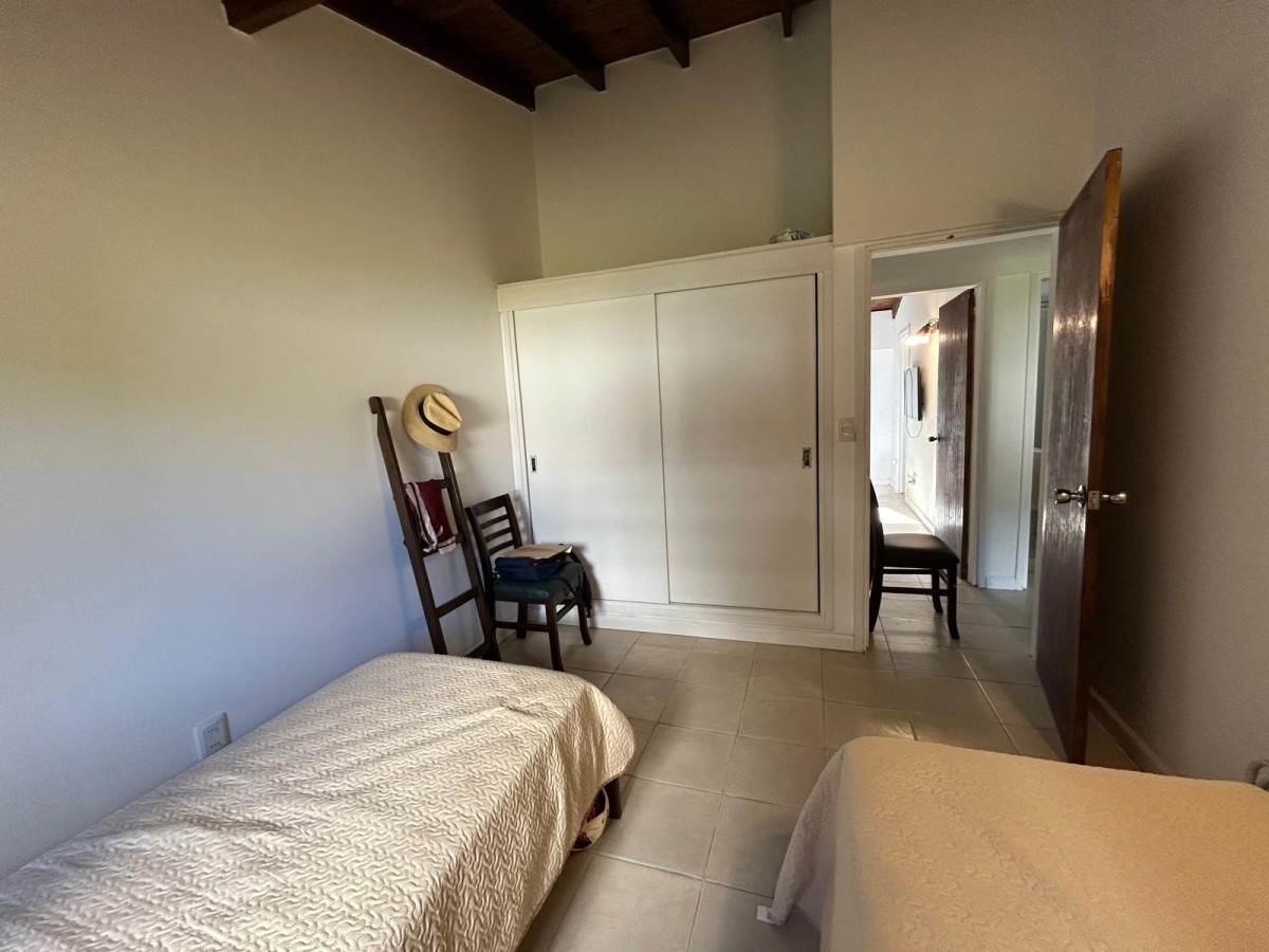 Casa ID.2501 - Se vende Muy linda casa, ideal para vivir todo el año en la zona de Roosevelt.