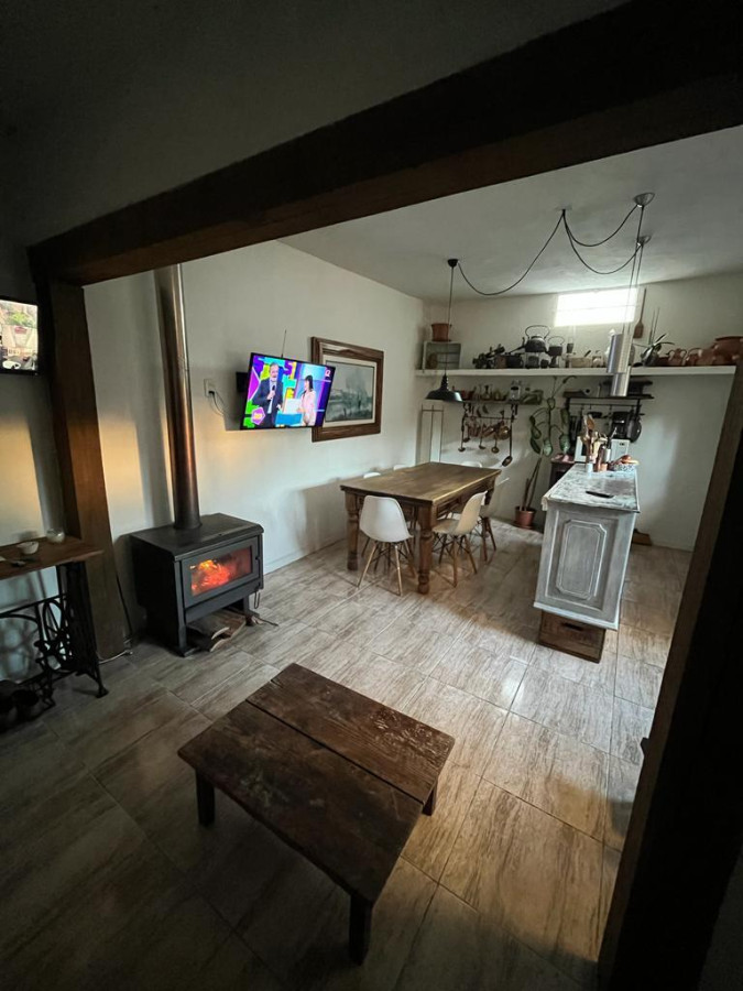 Casa ID.2101 - Muy linda casa con local comercial y apto independiente.