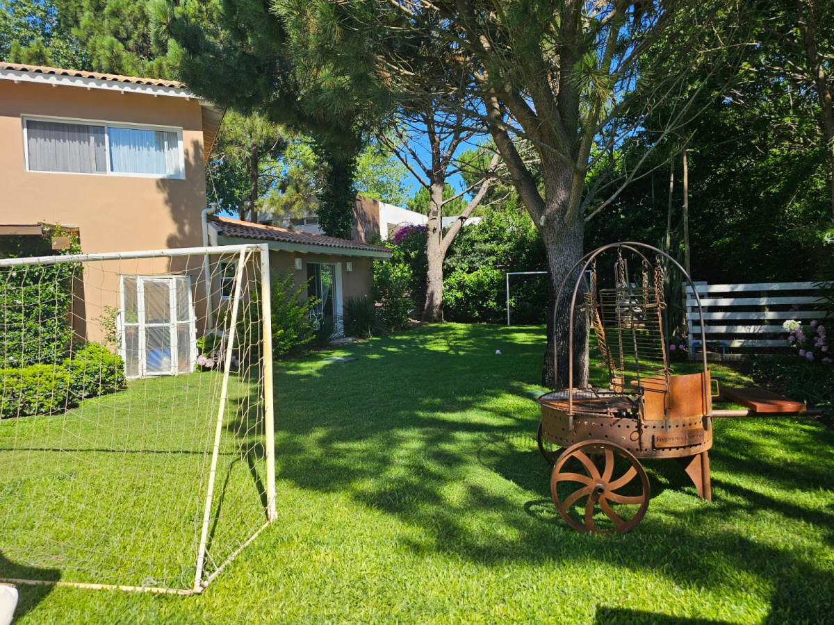 Casa ID.1449 - SE VENDE AMPLIA CASA EN BARRIO PRIVADO 