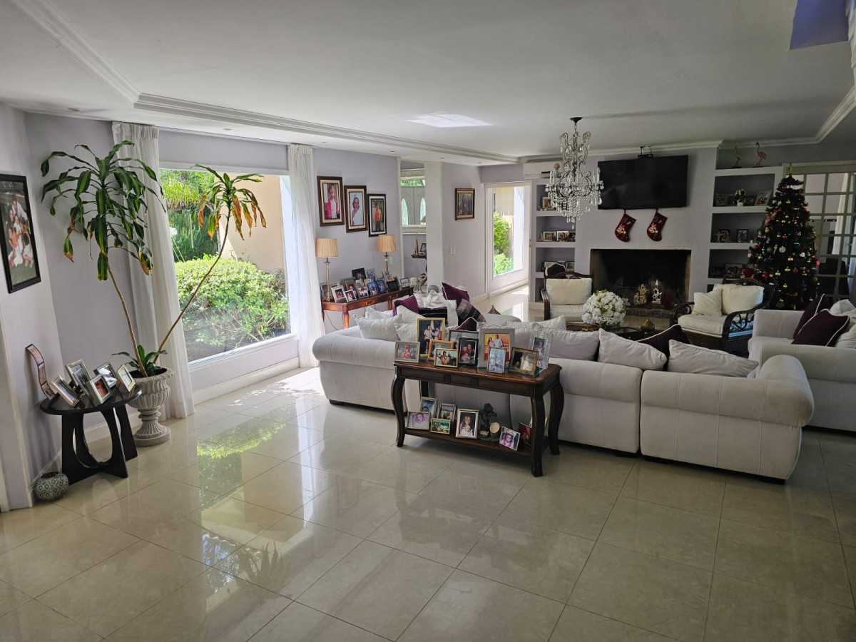 Casa ID.1449 - SE VENDE AMPLIA CASA EN BARRIO PRIVADO 