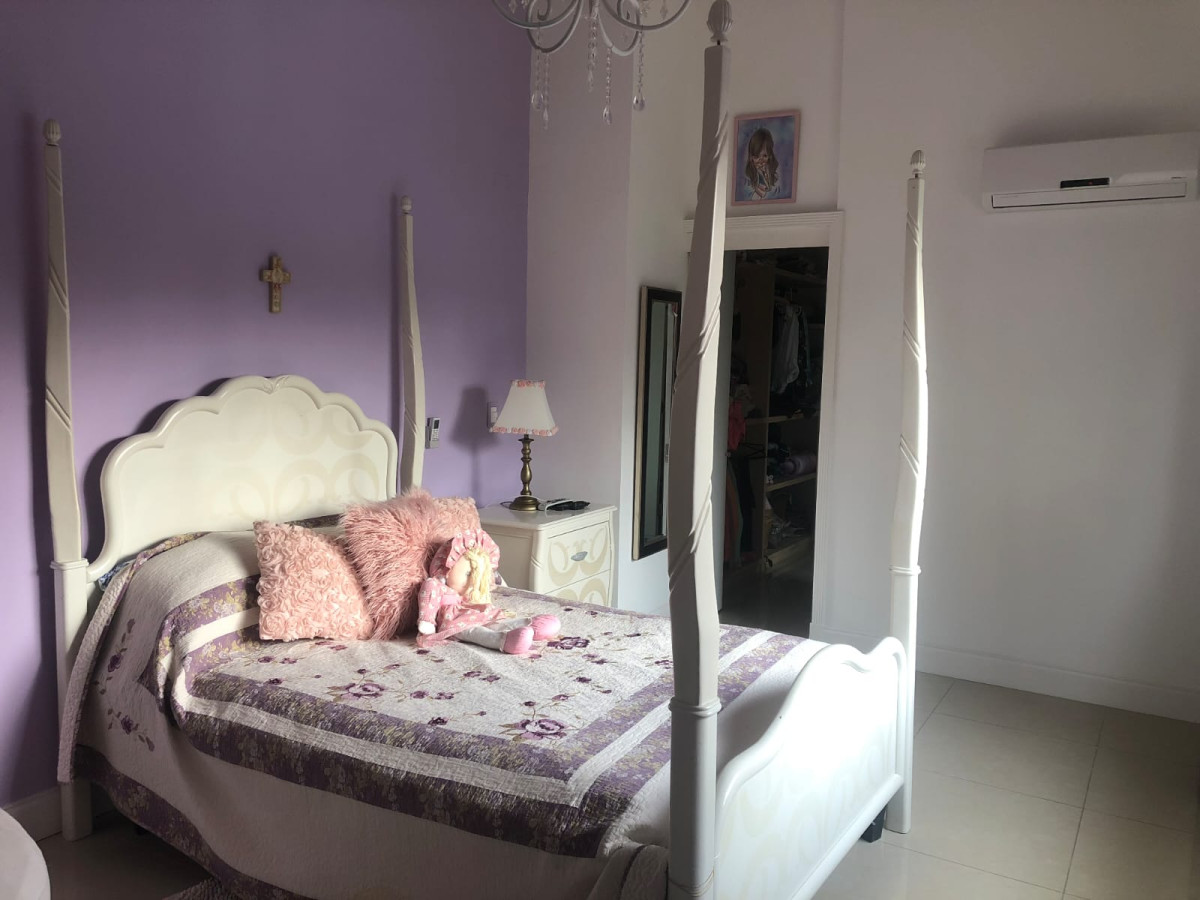Casa ID.1449 - SE VENDE AMPLIA CASA EN BARRIO PRIVADO 