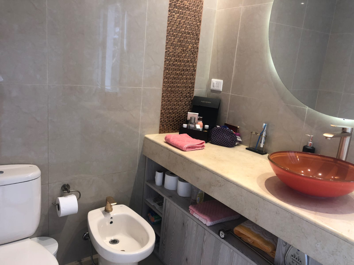 Casa ID.1449 - SE VENDE AMPLIA CASA EN BARRIO PRIVADO 