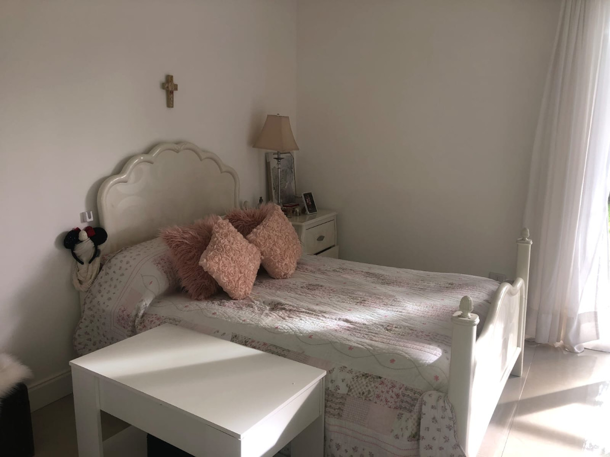 Casa ID.1449 - SE VENDE AMPLIA CASA EN BARRIO PRIVADO 