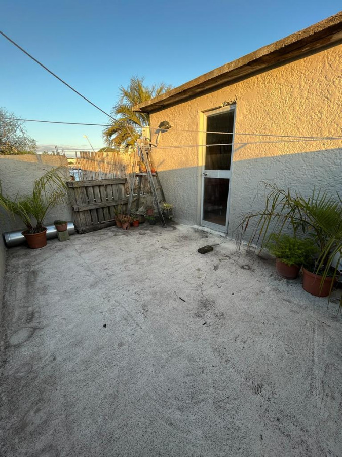 Casa ID.2101 - Muy linda casa con local comercial y apto independiente.