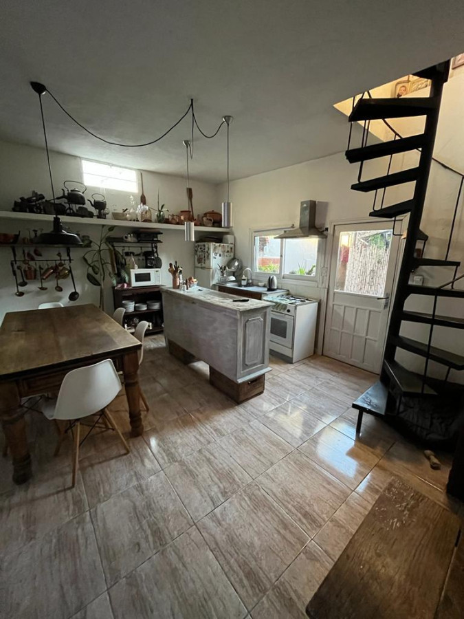 Casa ID.2101 - Muy linda casa con local comercial y apto independiente.