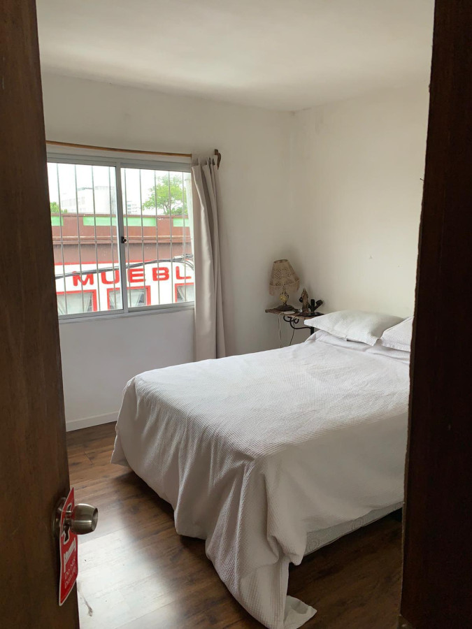 Casa ID.2101 - Muy linda casa con local comercial y apto independiente.