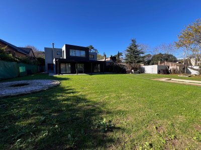 Excelente casa en Venta en Barrio Cantegril